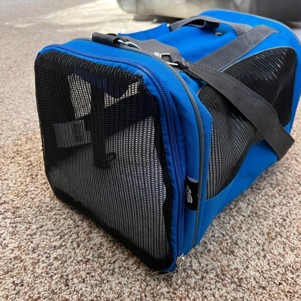 Pet Carrier Duffel For small pet.